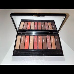 Makeup Revolution- #Slay Mini 3D Palette 🔥